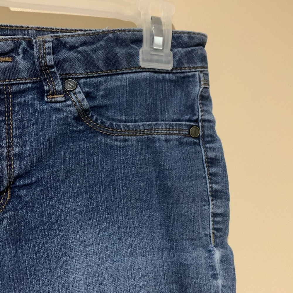 d. Jeans - Picture 4 of 9